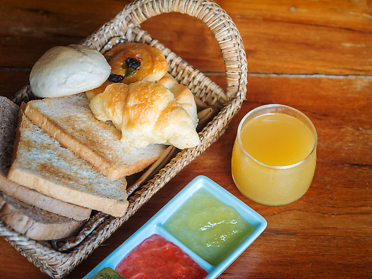 포토 JPG 해외이미지 음식 빵 백그라운드 다이어트 오렌지 유리 탁자 건강 마늘 사람없음 목재 갈색 바구니 식사 주스 빵집 흰색 신선 맛 아침식사 정상 잼 밀 굽기 유기농 밀가루 덩어리 해외202310 해외포토 나무 웰빙 음료 컬러 가구 컨셉 채소 과일 재료 재질 곡류 상점 소스_음식 가루 구이 파일형식