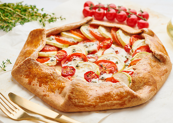 포토 JPG 해외이미지 전통 음식 빵 백그라운드 토마토 채소 탁자 치즈 건강 요리 사람없음 옆모습 빨간색 초록색 케이크 주방 식사 저녁식사 이탈리아 껍질 시골 오픈 원형 황금 굽기 먹기 허브 반죽 레시피 프랑스어 점심식사 입가심 주키니 주키니호박 채식주의자 타르트 페스츄리 핸드메이드 비건 통밀 페타치즈 해외202310 해외포토 도형 식물 문자 유럽 뷰포인트 컬러 가구 모션 디저트 유제품 밀 구이 채식 파이_빵 파일형식