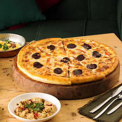 포토 JPG 해외이미지 음식 탁자 치즈 피자 요리 사람없음 식사 저녁식사 이탈리아 껍질 신선 굽기 반죽 점심식사 페퍼로니 핸드메이드 맛있는 해외202310 해외포토 유럽 가구 유제품 패스트푸드 서양음식 소시지 구이 파일형식