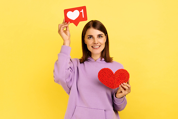 포토 JPG 해외이미지 응시 여자 말풍선 한명 들기 상반신 성인 앞모습 노란색 하트 뜨개질 성인여자한명만 해외202310 해외포토 모양 1 시선 뷰포인트 컬러 모션 사람 취미 여자한명만 성인여자만 파일형식