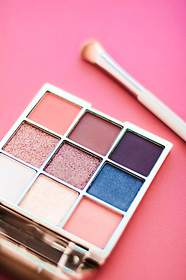 포토 JPG 해외이미지 사람없음 화장품 화려 팔레트 오브젝트 눈화장 아이섀도 메이크업브러쉬 섀도우팔레트 분홍색배경 해외포토 분홍색 백그라운드 컨셉 화장 뷰티 붓 파일형식