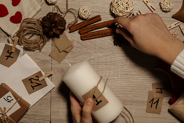 포토 JPG 해외이미지 손 초 공 집게 선물 신체부위 장식 숫자 하트 준비 노끈 DIY 꾸미기 베이지색 시나몬스틱 핸드메이드 나무배경 팔각회향 해외포토 모양 문자 줄 컬러 백그라운드 사람 취미 향신료 시나몬 파일형식