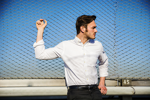 포토 JPG 해외이미지 백인 모델 1 라이프스타일 응시 남자 셔츠 비즈니스 한명 서기 사람 성인 야외 유행 환경 흰색 도시 비즈니스맨 자신감 설정 정중 스타일 해외202310 해외포토 서양인 시선 감정 컬러 컨셉 상의 모션 생활 직장인 파일형식