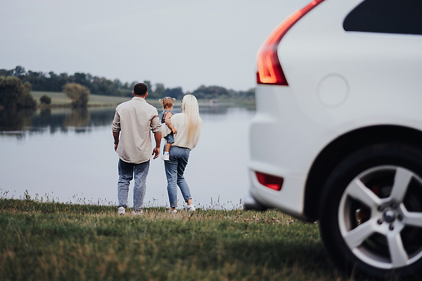 포토 JPG 해외이미지 백인 딸 행복 호수 어린이 여행 가족 관계 자동차 자연 결혼식 엄마 남편 휴가 함께함 사랑 사람 야외 세명 강 부모 아내 아빠 주말 걸음마 해외202310 해외포토 서양인 감정 육상교통 결혼 컨셉 모션 생태계 파일형식