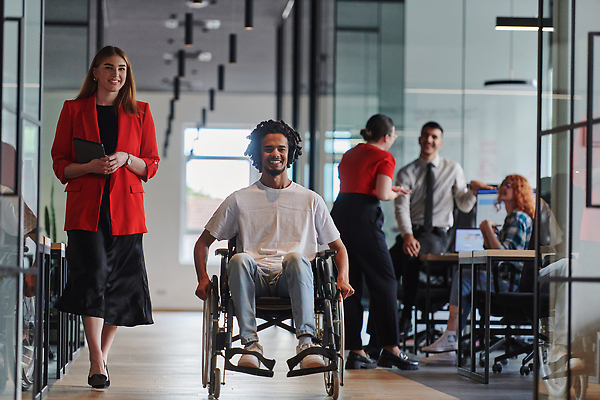 포토 JPG 해외이미지 전신 여자 남자 함께함 들기 여러명 성인 앞모습 노트북 태블릿 사무실 걷기 모니터 헤드셋 직장인 장애인 책상 동료 휠체어 걸터앉기 성인만 해외202310 해외포토 직업 뷰포인트 음향기기 가구 다수 컨셉 비즈니스 관계 모션 사람 앉기 전자제품 스마트기기 컴퓨터 헤드폰 장애 파일형식