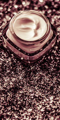 포토 JPG 해외이미지 근접촬영 사람없음 반짝임 고급 피부관리 스킨케어 기초화장품 수분크림 갈색배경 해외202310 해외포토 뷰포인트 백그라운드 컨셉 모션 뷰티 갈색 화장품 파일형식