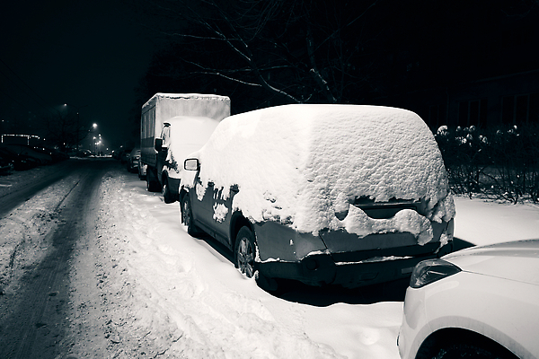 포토 JPG 해외이미지 계절 도로 겨울 자동차 지붕 날씨 거리 안전 사람없음 야외 냉동 얼음 어둠 추위 흰색 도시 야간 위험 주차 청소 서리 문제 눈보라 자동 폭설 무너짐 해외202310 해외포토 자연요소 길 육상교통 컬러 컨셉 교통시설 모션 눈_날씨 자연재해 파일형식