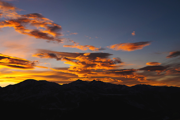 포토 JPG 해외이미지 실루엣 여행 백그라운드 오렌지 자연 하늘 아침 산 사람없음 야외 빛 컬러풀 햇빛 태양 뷰티 노란색 일출 어둠 황혼 일몰 새벽 광선 저녁 산등성이 절정 수평선 해외202310 해외포토 주간 자연요소 컬러 과일 촬영기법 노을 야간 생태계 파일형식