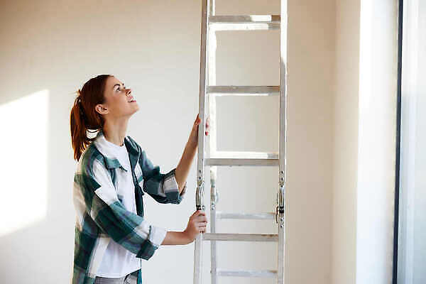 포토 JPG 해외이미지 직업 디자인 여자 행복 벽 백그라운드 사다리 창문 청소년 노동자 아파트 주택 실내 한명 서기 사람 성인 내부 장식 가로 컬러풀 우주 페인트 방 흰색 공구 업무 작업 수리 서비스 시작 그림 화가 유지 공예가 복원 업그레이드 재주꾼 해외202310 해외포토 1 감정 컬러 모션 건물 도구 파일형식