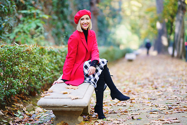 포토 JPG 해외이미지 전신 나무 식물 외관 응시 시선 계절 공원 여자 행복 잎 벤치 한명 웃음 앉기 유행 기쁨 표현 우아함 소프트포커스 긍정 개성 섬광 성격 스타일 해외202310 해외포토 1 공공시설 감정 컨셉 의자 모션 촬영기법 표정 사람 파일형식