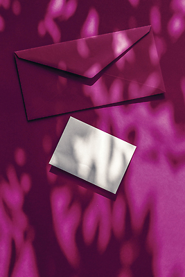 포토 JPG 해외이미지 종이 편지봉투 그림자 사람없음 햇빛 그늘 자주색 감성 카피스페이스 해외202310 해외포토 컬러 컨셉 봉투 태양 공백 편지 파일형식