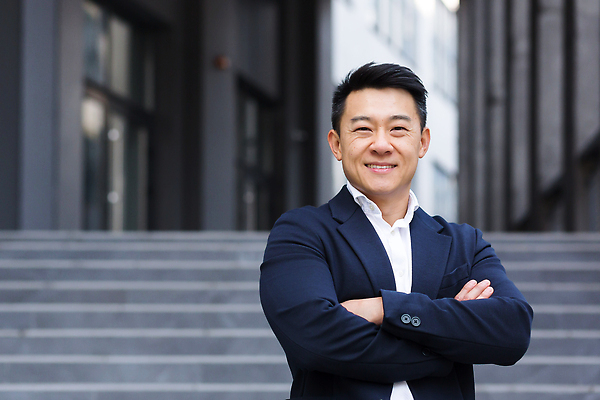 포토 JPG 해외이미지 응시 남자 한명 동양인 정장 상반신 성인 야외 팔짱 비즈니스맨 출장 성인남자한명만 해외202310 해외포토 1 시선 옷 비즈니스 모션 사람 인종 직장인 남자한명만 성인남자만 파일형식