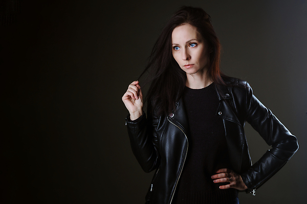 포토 JPG 해외이미지 스튜디오촬영 백인 모델 1 라이프스타일 응시 옷 여자 포즈 백그라운드 컨셉 갈색머리 실내 한명 서기 미소 사람 성인 가로 빛 뷰티 유행 어둠 코트 우아함 가죽 날씬함 피부 나쁜 도발 스타일 카피스페이스 해외202310 해외포토 서양인 헤어스타일 시선 모션 표정 내부 생활 신체부위 공백 외투 몸매 파일형식