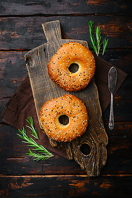 포토 JPG 해외이미지 사람없음 하이앵글 베이글 로즈메리 나무도마 잼나이프 나무배경 해외202310 해외포토 빵 뷰포인트 백그라운드 도마 목재 나이프 허브 파일형식