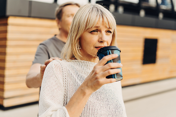 포토 JPG 해외이미지 백인 라이프스타일 커플 공원 여자 노년 남자 행복 커피 음료 2 관계 포옹 남편 휴가 휴식 거리 함께함 사랑 웃음 사람 성인 야외 두명 산책 낭만 도시 아내 날짜 정사각형 옛날 해외202310 해외포토 도형 서양인 공공시설 감정 컨셉 안기 표정 생활 파일형식