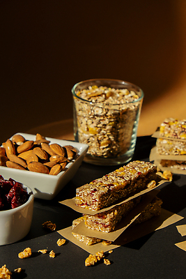 포토 JPG 해외이미지 잔 사람없음 갈색 쌓기 견과류 건포도 부스러기 에너지바 그래놀라 글루텐프리 해외202310 해외포토 식기 음식 컬러 모션 포도 건과일 파일형식