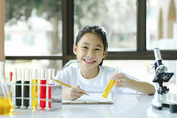 포토 JPG 해외이미지 학생 여학생 교육 초등학생 어린이 줄기 과학 교실 학교 수업 초등학교 현미경 실험 한명 학습 스터디 쪽지 장비 탐험 실험실 생명공학 스마트 과학자 플라스크 분석 측정 시험관 생물학 튜브 발견 혁명 초보 화학물질 화학자 해외202310 해외포토 식물 직업 1 여자 컨셉 의학 실험기구 사람 화학 학자 파일형식