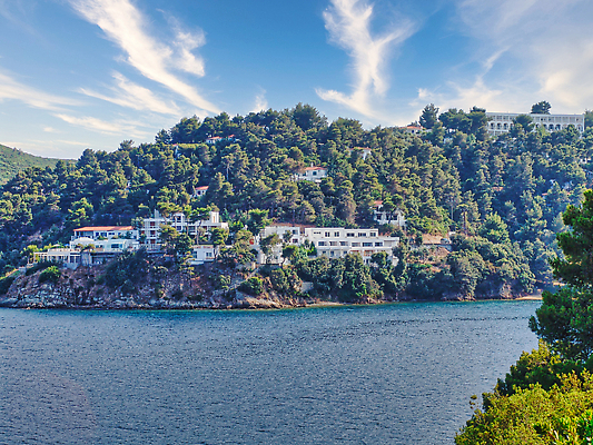 포토 JPG 해외이미지 모래 파도 바다 섬 여행 하늘 휴가 휴식 사람없음 물 햇빛 태양 맑음 수영 조약돌 만 그리스 해외202310 해외포토 자연요소 유럽 컨셉 날씨 돌_바위 수상스포츠 파일형식