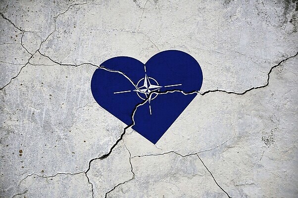 포토 JPG 해외이미지 디자인 배너 벽 백그라운드 컨셉 함께함 사랑 미술 사람없음 자유 축하 깃발 틈 사회 균열 투표 선거 민주주의 위협 심볼 사인 질감 군용 전쟁 분열 다리찢기 동맹 종료 독립 옛날 위기 전국 정부 정치 해외202310 해외포토 감정 모션 문화예술 군대 공동체 파일형식