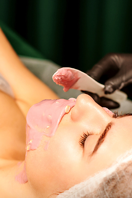 포토 JPG 해외이미지 손 여자 분홍색 한명 성인 머리 눈감음 화장품 고급 피부관리 바르기 팩 오트밀 성인여자한명만 해외202310 해외포토 1 컬러 컨셉 모션 사람 신체부위 뷰티 여자한명만 성인여자만 파일형식 귀리