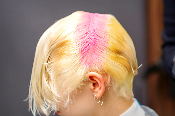 포토 JPG 해외이미지 여자 분홍색 짧은머리 한명 상반신 성인 머리카락 미용실 미용사 머리손질 염색 성인여자한명만 해외202310 해외포토 직업 1 헤어스타일 컬러 사람 뷰티 머리 뷰티샵 여자한명만 성인여자만 파일형식