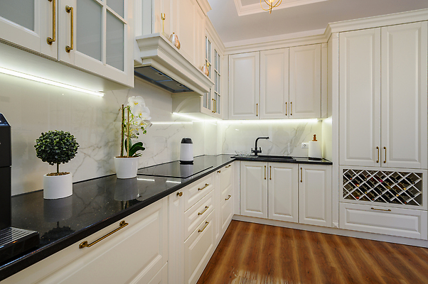 포토 JPG 해외이미지 주간 디자인 가구 가족 탁자 바닥 아파트 주택 사람없음 내부 장식 주방 와인 꽃병 식사 기계 방 장비 흰색 모서리 고급 큼 계산대 캐비닛 진열장 조리대 다락방 주도 비어있는 해외202310 해외포토 자연요소 꽃 컬러 생활용품 컨셉 관계 주류 건물 예절 크기 사물함 파일형식