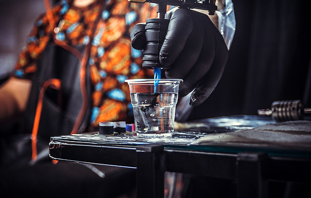 포토 JPG 해외이미지 백인 포즈 컨셉 신체 실내 한명 뷰티 약 상점 터치 업무 보호 그늘 캐비닛 문신 피부 묘사 그림 만들기 윤곽 방법 해외202310 해외포토 서양인 1 의학 모션 사람 내부 신체부위 작업 사물함 파일형식