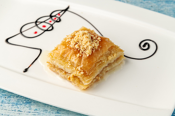 포토 JPG 해외이미지 전통 접시 문화 음식 백그라운드 다이어트 탁자 디저트 건강 사탕 요리 사람없음 초록색 신선 중앙 달콤 맛 설탕 굽기 먹기 호두 시럽 층 동쪽 칠면조 라마단 아랍어 페스츄리 피스타치오 개암 바클라바 맛있는 해외202310 해외포토 식기 열매 빵 컬러 가구 컨셉 모션 조류 견과류 구이 방향 파일형식