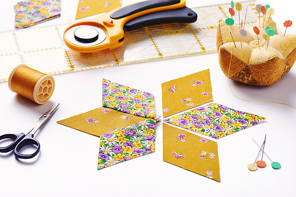 포토 JPG 해외이미지 조각 패턴 장신구 부분 자 취미 사람없음 장비 공구 직물 면 업무 바늘 칼날 실 바느질 자르기 천 묘사 질감 회전 다이아몬드 마름모 커터 퀼트 핸드메이드 해외202310 해외포토 도형 무늬 모션 문구용품 도구 작업 보석 파일형식