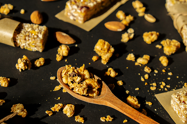 포토 JPG 해외이미지 사람없음 하이앵글 갈색 견과류 나무숟가락 부스러기 에너지바 그래놀라 글루텐프리 해외202310 해외포토 음식 뷰포인트 컬러 숟가락 파일형식