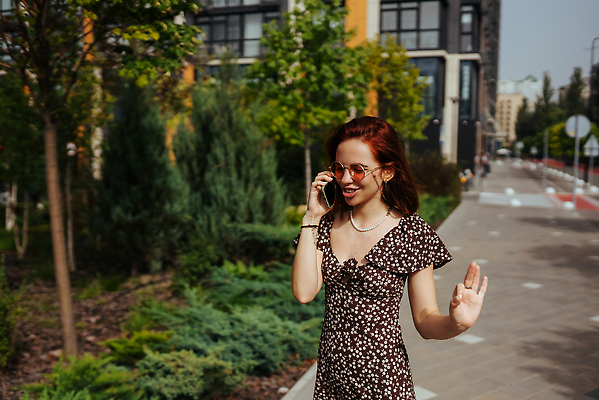 포토 JPG 해외이미지 라이프스타일 여자 행복 통신 성공 모바일 거리 대화 한명 웃음 사람 야외 빛 스마트폰 핸드폰 뷰티 걷기 산책 흰색 도시 센터 연결 전화기 스마트 부름 히스패닉 빨간머리 진짜 스타일 해외202310 해외포토 1 헤어스타일 감정 컬러 컨셉 모션 휴식 표정 말하기 생활 전자제품 스마트기기 파일형식
