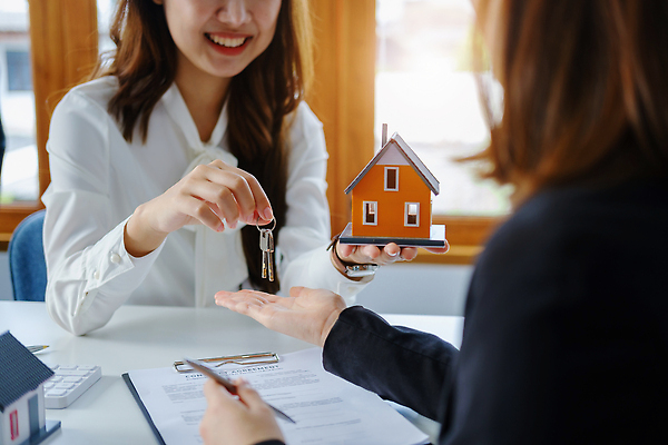 포토 JPG 해외이미지 여자 비즈니스 열쇠 부동산 주택 들기 상반신 성인 두명 앞모습 뒷모습 펜 모형 거래 잡기 중개인 계약 주기 문서 계약서 물건집기 성인여자만 해외202310 해외포토 직업 뷰포인트 모션 사람 건물 필기구 재산 여자만 성인만 파일형식