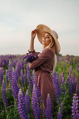 포토 JPG 해외이미지 드레스 꽃 행복 밭 자연 날씨 휴식 친절 건강 한명 잔디 야외 금발 햇빛 뷰티 걷기 보라색 화목 산책 기쁨 낭만 자유 신선 분위기 호흡 땅 허브 향수 주말 부드러움 밀짚 라일락 무료 해외202310 해외포토 식물 1 헤어스타일 옷 감정 컬러 컨셉 농업 모션 사람 태양 화장품 감각 짚 생태계 파일형식