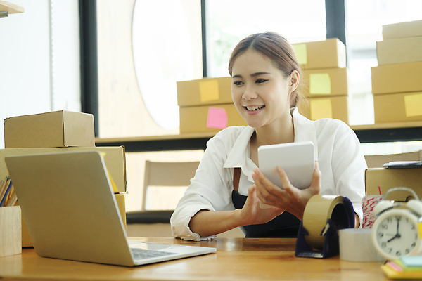 포토 JPG 해외이미지 여자 실내 한명 들기 동양인 상반신 성인 노트북 쌓기 계산기 자명종 택배 포스트잇 테이프 택배상자 박스포장 온라인쇼핑몰 성인여자한명만 해외202310 해외포토 1 시계 포장 모션 문구용품 사람 인종 내부 전자제품 상자 장비 알람 운송업 메모지 쇼핑몰 온라인 여자한명만 성인여자만 파일형식