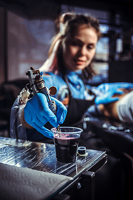 포토 JPG 해외이미지 직업 컬러 실내 창조 한명 장식 문신 고객 만들기 예술가 객실 주인 방법 해외202310 해외포토 1 모션 사람 내부 파일형식