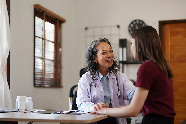 포토 JPG 해외이미지 여자 노년 할머니 시계 창문 청진기 책장 건강 병원 앉기 상반신 성인 두명 옆모습 치료 약 펜 마주보기 환자 의사 도움 약병 책상 검사_조사 위로 돌봄 서류판 여자만 해외202310 해외포토 뷰포인트 가구 컨셉 의학 의료기기 모션 사람 필기구 사무용품 의료진 병_담는 파일형식