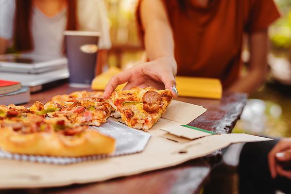 포토 JPG 해외이미지 라이프스타일 접시 손 여자 남자 행복 음료 음식 조각 비즈니스 탁자 주택 피자 함께함 건강 육류 요리 미소 사람 앉기 성인 사람없음 야외 친구 햇빛 파티 식당 식사 저녁식사 이탈리아 우정 잡기 그룹 맛 먹기 속도 점심식사 맛있는 해외202310 해외포토 식기 감정 유럽 가구 컨셉 식재료 관계 모션 패스트푸드 서양음식 표정 이벤트 건물 생활 신체부위 태양 상점 파일형식