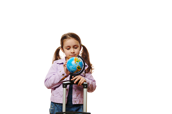 포토 JPG 해외이미지 행복 여행 가족 한명 지구본 여행객 여행가방 자유 짐 선택 공항 땅 출발 흰배경 승객 걸음마 수하물 터미널 카피스페이스 해외202310 해외포토 1 감정 백그라운드 컨셉 가방 관계 교통시설 모션 사람 공백 흰색 파일형식