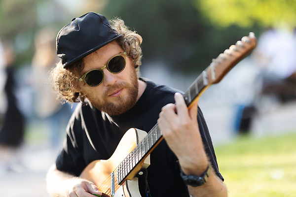 포토 JPG 해외이미지 백인 라이프스타일 남자 문화 음악 노래 놀이 거리 실내 한명 취미 야외 소리 공연 연주자 음악가 기구 기타 도시 예술가 기타리스트 뮤지컬 실행 플레이어 해외202310 해외포토 서양인 직업 1 현악기 문화예술 사람 이벤트 내부 생활 파일형식