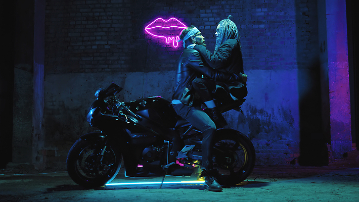 포토 JPG 해외이미지 남자 도로 스포츠 분홍색 포즈 교통시설 거리 돌담 두명 빛 운동 자전거 검은색 어둠 힘 운전 자유 오토바이 수확 도시 바퀴 운전사 승차 야간 가죽 유혹 서비스 속도 복고 네온 엔진 자작나무 모터 라이더 레이서 바이크레이서 자외선 차고 해외202310 해외포토 자연요소 나무 직업 길 컬러 교통 컨셉 농업 모션 건강 사람 담장 바이크 돌_바위 시설 파일형식