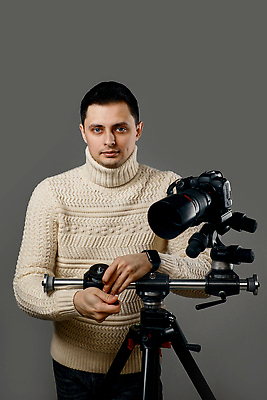 포토 JPG 해외이미지 백인 직업 1 라이프스타일 손 응시 남자 안경 백그라운드 성공 실내 한명 서기 사람 성인 뷰티 카메라 디지털 검은색 장비 회색 흰색 청바지 잡기 우아함 사진사 그림 흥분 삼각대 고립 지능 표현성 해외202310 해외포토 서양인 시선 잡화 감정 컬러 컨셉 바지 모션 내부 생활 신체부위 전자제품 작가 파일형식