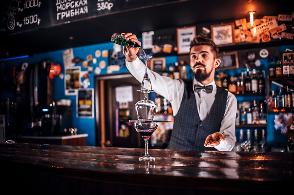 포토 JPG 해외이미지 손 한명 칵테일 액체 붓기 야간 서비스 만들기 위스키 유흥 해외202310 해외포토 자연요소 1 모션 주류 사람 신체부위 파일형식