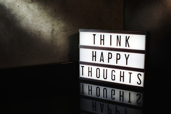 포토 JPG 해외이미지 템플릿 디자인 행복 포스터 벽 캠페인 백그라운드 생각 비즈니스 텍스트 전등 사람없음 단어 빛 상자 3D 검은색 어둠 흰색 메시지 편지 사인 긍정 네온 장면 스포트라이트 빛망울 광 그런지 마케팅 수도권 슬로건 해외202310 해외포토 문자 감정 컬러 컨셉 조명 디지털합성 지역 파일형식