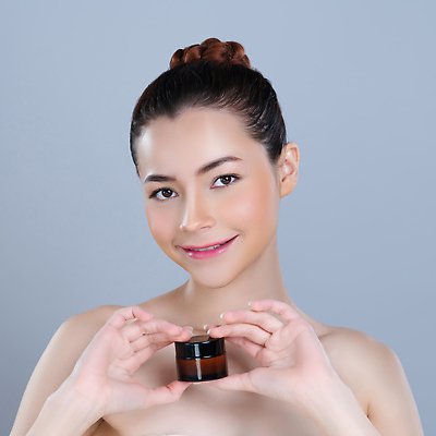 포토 JPG 해외이미지 응시 여자 한명 들기 상반신 성인 뷰티 깨끗함 화장품 용기 수분크림 성인여자한명만 해외202310 해외포토 1 그릇 시선 컨셉 모션 사람 여자한명만 성인여자만 파일형식