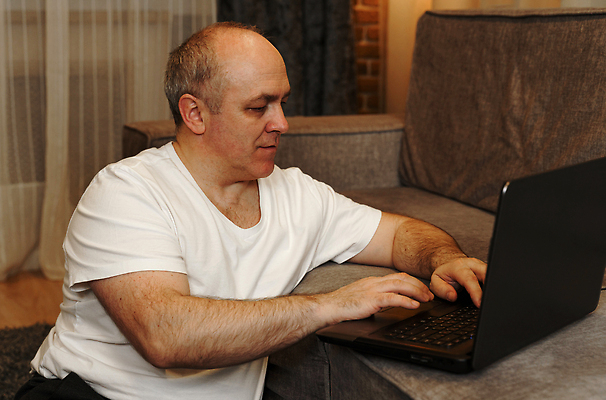 포토 JPG 해외이미지 백인 직업 남자 행복 커피 인터넷 비즈니스 통신 휴식 수염 주택 실내 한명 미소 사람 앉기 성인 내부 컵 노트북 컴퓨터 소파 공책 방 타이핑 업무 비즈니스맨 무선전화기 긍정 온라인 리빙 프리랜서 해외202310 해외포토 서양인 1 식기 감정 음료 컨셉 의자 모션 문구용품 표정 건물 전자제품 작업 직장인 전화기 파일형식