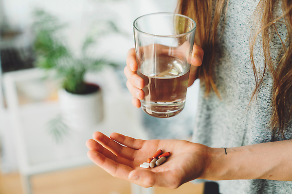 포토 JPG 해외이미지 백인 모델 라이프스타일 손 여자 행복 얼굴 음료 컨셉 다이어트 유리 실내 건강 식이요법 한명 미소 물 컬러풀 뷰티 알약 약 신선 잡기 약국 먹기 비타민 보충 돌봄 복용 해외202310 해외포토 자연요소 서양인 1 감정 컬러 의학 모션 재질 표정 사람 내부 생활 신체부위 영양소 파일형식