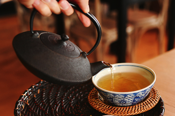 포토 JPG 해외이미지 스튜디오촬영 손 음료 음식 2 의자 비즈니스 창문 탁자 주전자 실내 따뜻함 사람 동양인 사람없음 목재 컵 초록색 세트 금속 식당 중국 수확 예절 뜨거움 액체 붓기 맛 소프트포커스 찻잔 찻주전자 철 오브젝트 싱글 복고 점토 단절 옛날 해외202310 해외포토 나무 식기 아시아 컬러 가구 컨셉 농업 재료 모션 재질 주방용품 잔 촬영기법 인종 내부 신체부위 상점 파일형식