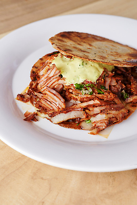 포토 JPG 해외이미지 접시 문화 음식 토마토 탁자 육류 옥수수 사람없음 목재 빨간색 초록색 목사 레몬 과카몰리 해외202310 해외포토 나무 식기 컬러 가구 채소 과일 식재료 재료 곡류 소스_음식 성직자 파일형식