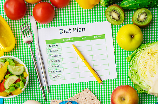 포토 JPG 해외이미지 그릇 종이 포크 다이어트 토마토 오이 줄자 키위 사람없음 펜 건강관리 샐러드 나이프 양상추 계획 계획표 사과 체크무늬 초록배경 호밀크래커 해외202310 해외포토 식기 음식 백그라운드 컨셉 무늬 채소 과일 자 건강 관리 초록색 필기구 크래커 칼 파일형식