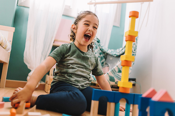 포토 JPG 해외이미지 라이프스타일 교육 행복 어린이 컬러 장난 가족 상상 놀이 벽돌 바닥 주택 실내 창조 한명 건물 학습 컬러풀 뷰티 블록 유치원 놀이방 방 게임 개발 걸음마 해외202310 해외포토 1 건축물 감정 관계 모션 사람 내부 생활 파일형식